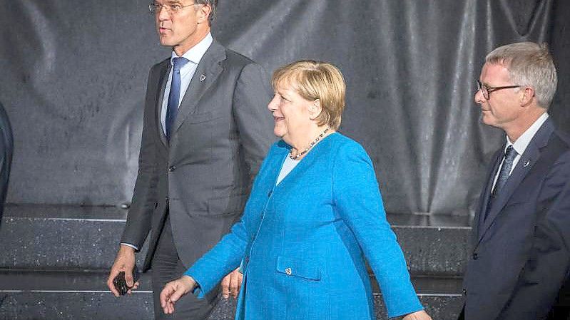 Bundeskanzlerin Angela Merkel trifft mit weiteren EU-Staats- und Regierungschefs im Rahmen eines EU-Westbalkan-Gipfels ein. Foto: Jaroslav Novák/TASR/dpa