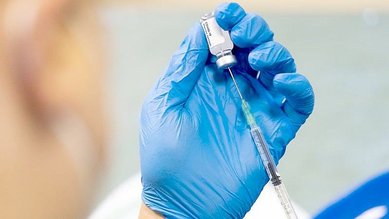 Eine Impfspritze mit dem Impfstoff Johnson und Johnson wird vorbereitet. Die Inzidenz ist in Deutschland weiter rückläufig. Foto: Mohssen Assanimoghaddam/dpa