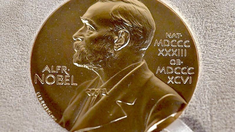 Archivfoto einer Nobelmedaille. An diesem Donnerstag wird der Literaturnobelpreis verleihen. Foto: Angela Weiss/Pool/dpa