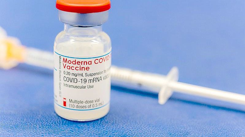 Der Moderna-Impfstoff in einem Fläschchen. Der Corona-Impfstoff von Moderna wird in Schweden vorerst keinen Menschen unter 30 Jahren mehr verabreicht. Foto: Mohssen Assanimoghaddam/dpa