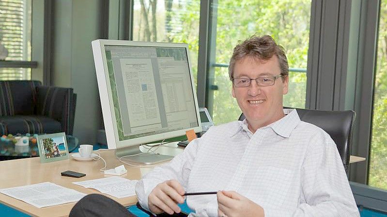US-Forscher David MacMillan sitzt in einem Büro. Foto: Denise Applewhite/Princeton University, Office of Communications/dpa