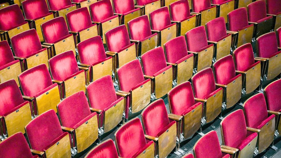 So leer wie das Berliner Ensemble im Mai müssen Theater heute nicht mehr bleiben. Aber es wird dauern, bis die Reihen wieder voll besetzt sind. Umso misslicher ist es, wenn Niedersachsen die Tarifsteigerungen an Theatern nicht übernehmen will. Foto: Jens Kalaene/dpa