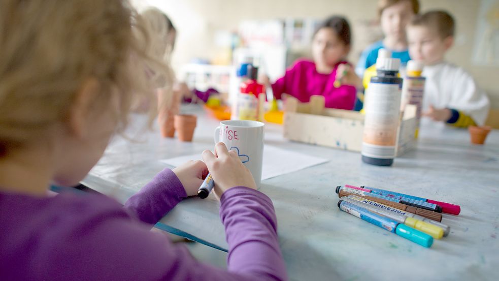 Kinder malen und basteln in einer Kita. In Südbrookmerland bekommen längst nicht alle Kinder einen Betreuungsplatz. Foto: DPA