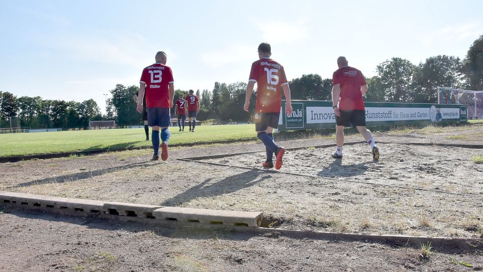 Fußballer (hier bei einem Testspiel im Juli) und Schüler nutzen den offiziell noch immer gesperrten Sportplatz in Upgant-Schott wieder. Archivfoto: Thomas Dirks