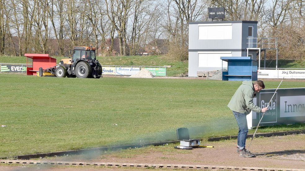 Im März dieses Jahres nahm ein Gutachter den Sportplatz in Upgant-Schott unter die Lupe. Archivfoto: Thomas Dirks
