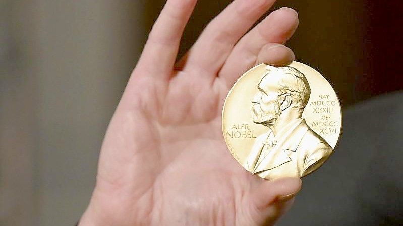 Eine Nobelmedaille. Foto: Angela Weiss/Pool AP/dpa