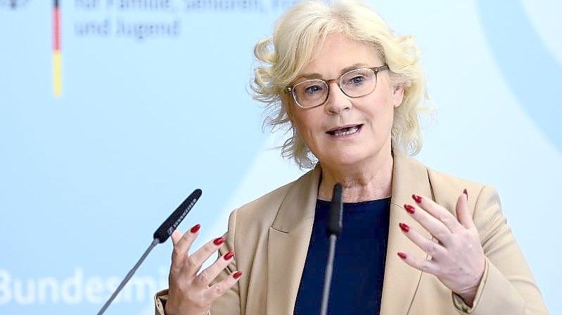 Bundesjustizministerin Christine Lambrecht fordert, die sozialen Netzwerke stärker an die Kandare zu nehmen. Foto: Britta Pedersen/dpa-Zentralbild/dpa