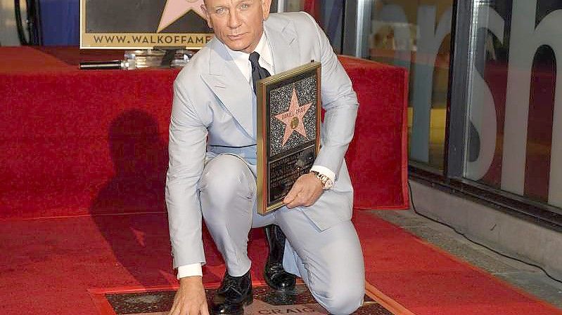 Daniel Craig posiert auf seinem neuen Stern auf dem Hollywood Walk of Fame. Foto: Chris Pizzello/Invision via AP/dpa