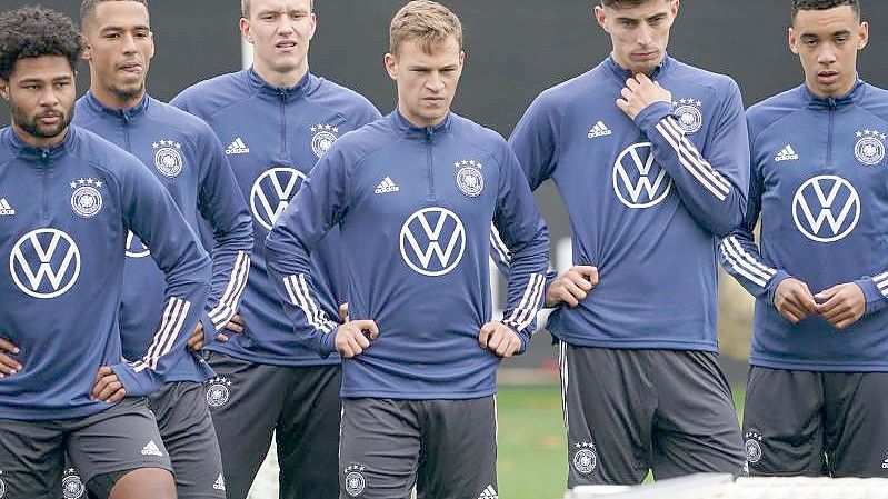 Deutschland bestreitet gegen Rumänien das 982. Länderspiel: Serge Gnabry (l-r), Thilo Kehrer, Lukas Klostermann, Joshua Kimmich, Kai Havertz und Jamal Musiala beim Training. Foto: Marcus Brandt/dpa