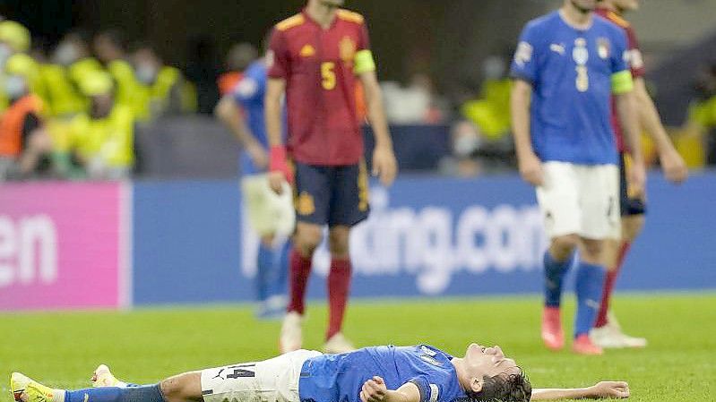 Italiens Federico Chiesa liegt nach der Niederlage gegen Spanien auf dem Boden. Foto: Antonio Calanni/AP/dpa