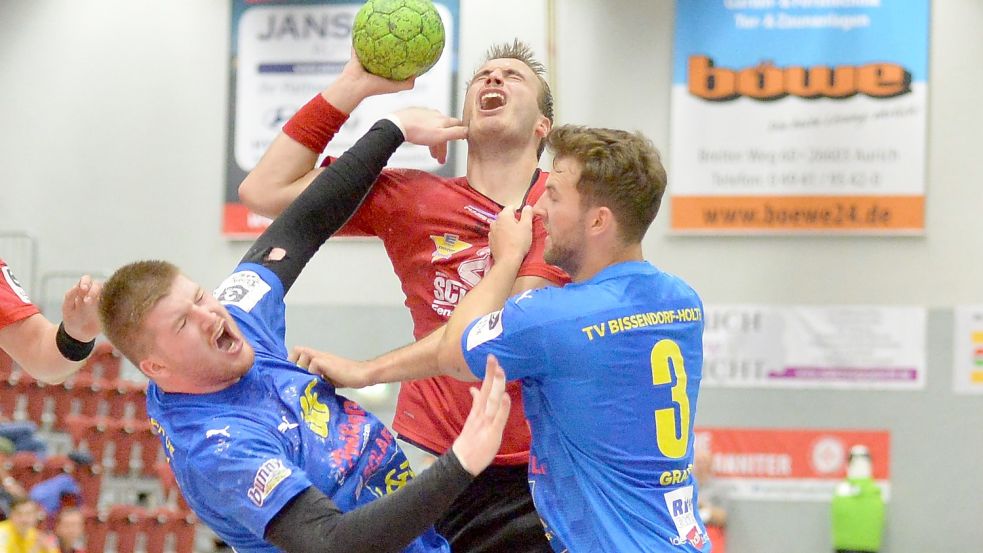 Einen schweren Stand hatten die Spieler des OHV (im Bild Jonas Schweigart) zuletzt gegen den Tabellenletzten TV Bissendorf-Holte. Sonnabend bekommen es die Auricher mit einem Spitzenteam der Liga zu tun. Foto: Bernd Wolfenberg