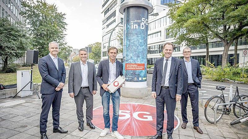 Vodafone setzt auf Litfaßsäulen, in die kleine 5G-Antennen eingebaut werden und von außen nicht sichtbar sind. Foto: Malte Krudewig/dpa