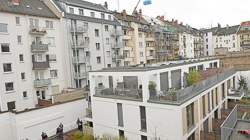 Blick von der Dachgeschosswohnung in der Mainzer Neustadt auf einen Neubau im Innenhof. Foto: Peter Zschunke/dpa-Zentralbild/dpa