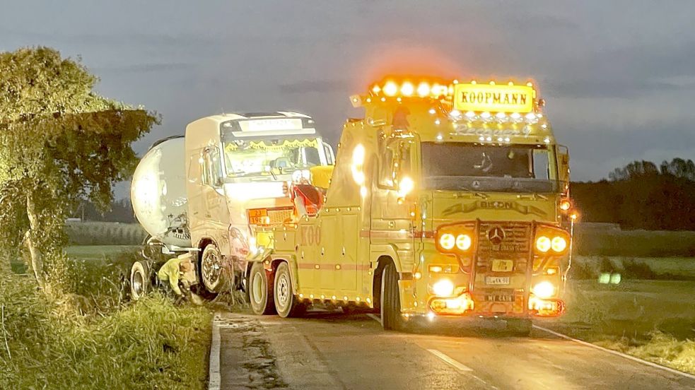 Am Abend stand der Lastzug wieder auf der Straße und konnte in eine Werkstatt geschleppt werden. Foto: Michael Redenius