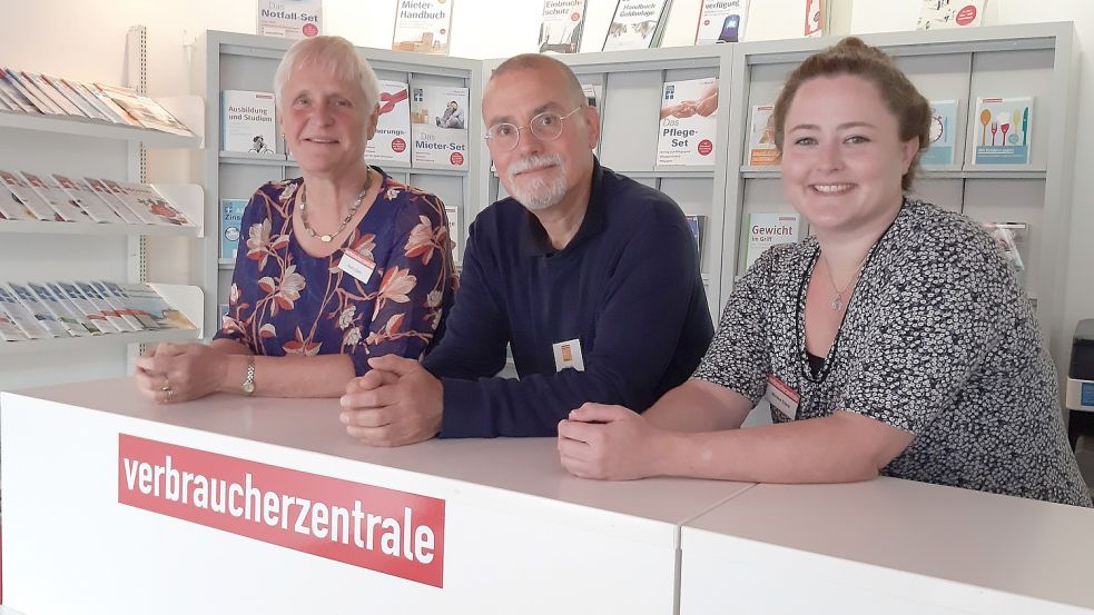Leiterin Karin Itzen (von links), Energieberater Holger Glaus und Beraterin Mareke Eilers sind das Team der Auricher Verbraucherzentrale. Foto: Ann-Kathrin Stapf