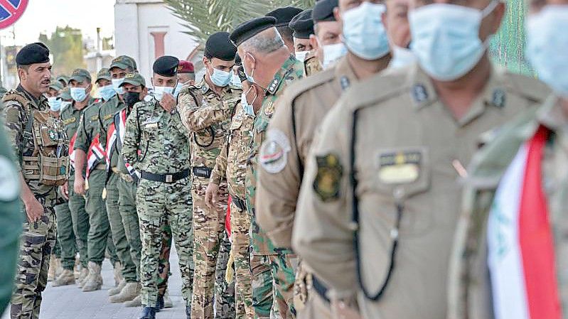 Vor den Wahllokalen bilden sich teils lange Schlangen. Foto: Nabil Al-Jurani/AP/dpa