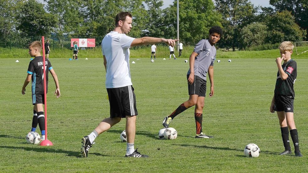 Der Moordorfer Thomas Kuhlmann (DFB-Stützpunkt Timmel) ist einer von vielen Übungsleitern in den knapp 300 Sportvereinen im Landkreis Aurich. Archivfoto: Helmut Vortanz