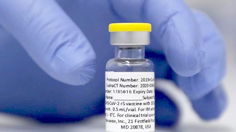 Noch nicht zugelassen: Teilnehmer einer britischen Studie für den Corona-Impfstoff Novavax wrd bzb empfohlen sich mit einem anderen Impfstoff zu schützen. Foto: Alastair Grant/AP/dpa