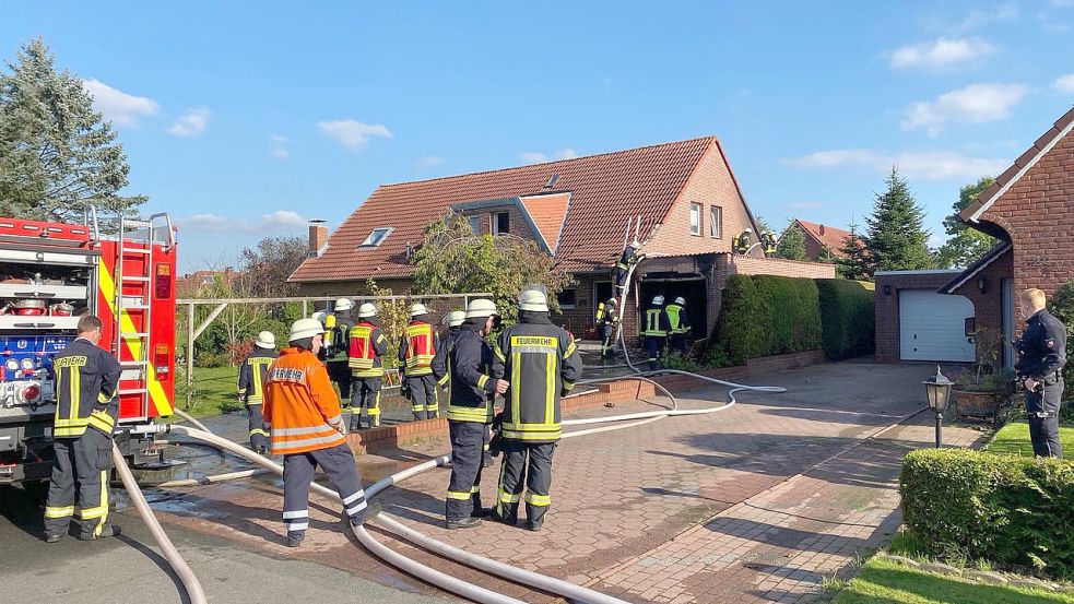 Feuerwehrleute sind bei einem Brand in Moorhusen im Einsatz. Foto: Holger Janssen