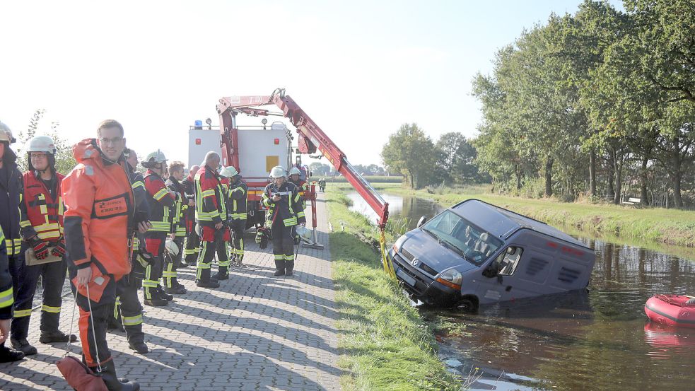 Ein Transporter war auf gerader Strecke von der schmalen Straße abgekommen. Foto: Romuald Banik