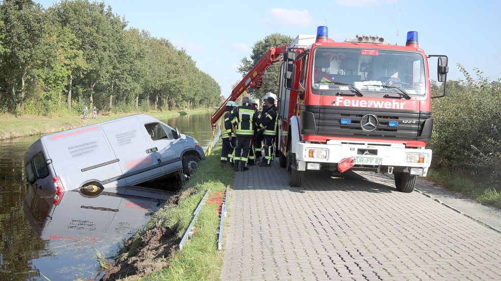 Mittels einer Leiter wurde der Fahrer aus dem Wagen befreit. Foto: Romuald Banik