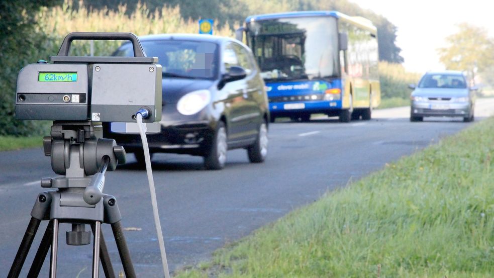 Ein Blitzer im Einsatz in Osteel. Archivfoto: Romuald Banik