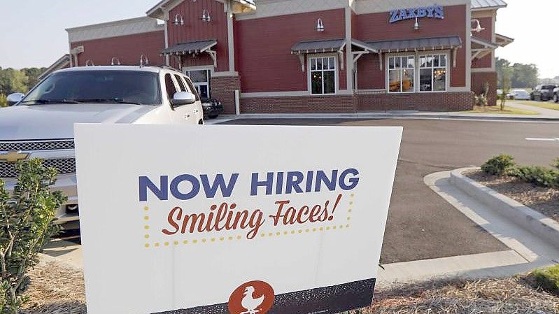 Ein „Hilfe gesucht“-Schild steht an einem Restaurant in Madison, Mississippi. In den USA ist die Arbeitslosigkeit im September deutlich gefallen. Foto: Rogelio V. Solis/AP/dpa