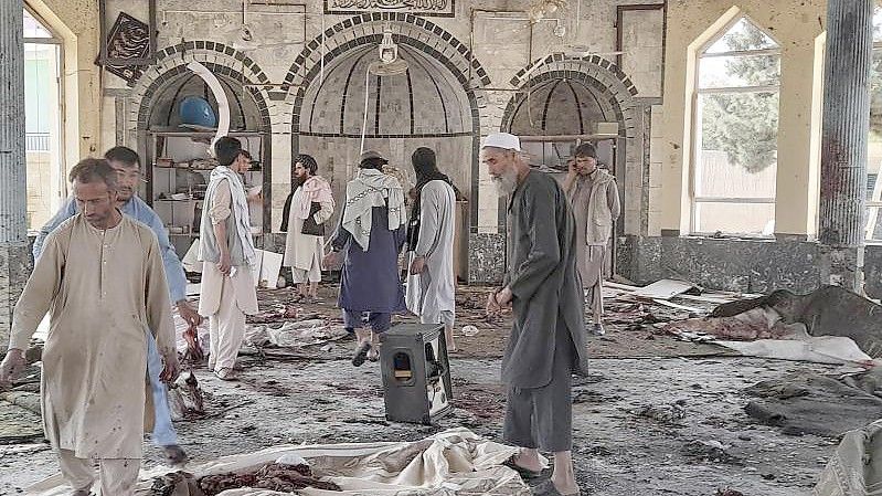 Menschen betrachten die Schäden in der attackierten Moschee in Kundus. Foto: Abdullah Sahil/AP/dpa