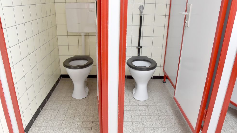 Die alten Schülertoiletten der Grundschule Upgant-Schott stammten aus den 1970er Jahren. Sie werden jetzt durch neue ersetzt. Archivfoto: Thomas Dirks