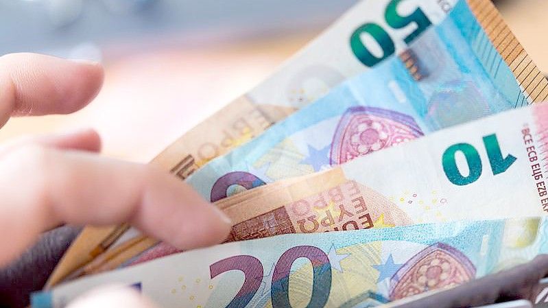 Drei Euro mehr: Die Hartz-IV-Sätze steigen im kommenden Jahr. Foto: Monika Skolimowska/dpa-Zentralbild/dpa