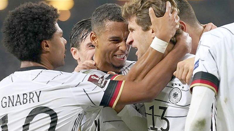 Thomas Müller (r) erzielte den späten 2:1-Siegtreffer für das DFB-Team. Foto: Marcus Brandt/dpa