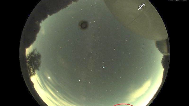 Die Aufnahme einer automatischen Meteorkamera der Sternwarte Welzheim zeigt einen Feuerball über Süddeutschland. Foto: Sternwarte Welzheim/dpa