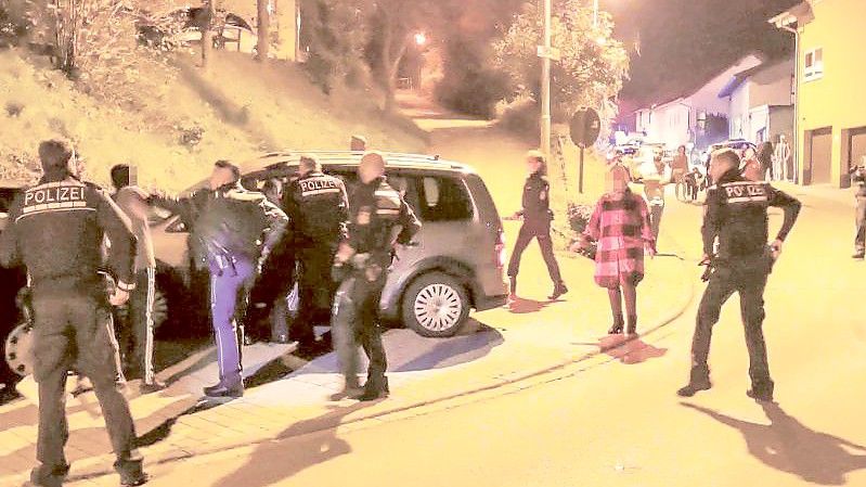 Etwa 20 Menschen waren an der Auseinandersetzung in Sinsheim beteiligt - die Polizei musste mit einem starken Aufgebot anrücken. Foto: Julian Buchner/Einsatz-Report24/dpa