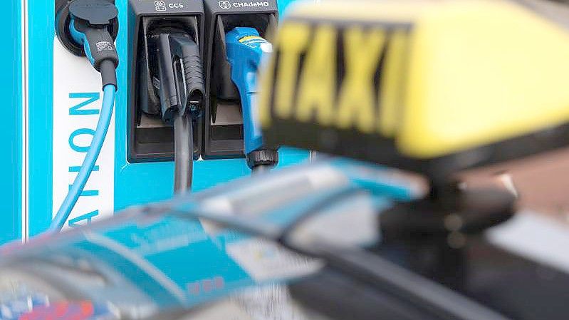 Inklusive eines Herstelleranteils ist bei rein batteriebetriebenen Fahrzeugen derzeit eine Förderung bis zu 9000 Euro möglich - dem Taxiverband reicht das nicht. Foto: Marijan Murat/dpa