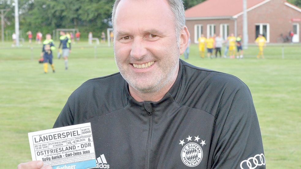 Kai Schoolmann hatte die Idee für das „Länderspiel“. Während des Ostfrieslandcups präsentierte er die Eintrittskarte. Foto: Bernd Wolfenberg