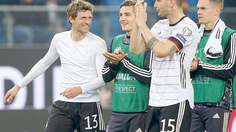 So kann es weitergehen: Die deutschen Nationalspieler feiern den mit Leidenschaft erkämpften Sieg. Foto: Marcus Brandt/dpa
