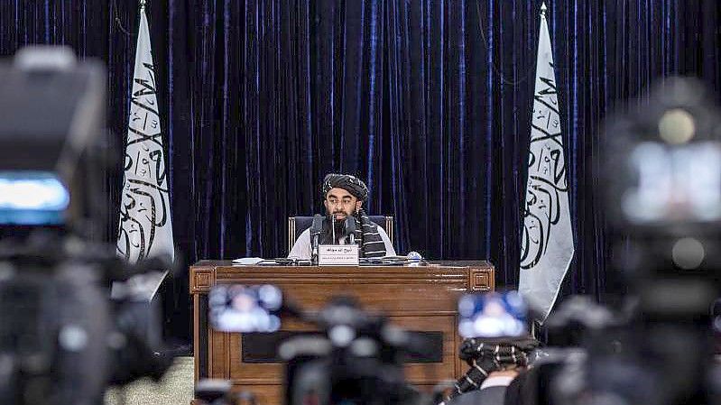 Zabihullah Mudschahid, Sprecher der militant-islamistischen Taliban-Regierung, bei einer Pressekonferenz in Kabul (Archivfoto). Foto: Oliver Weiken/dpa