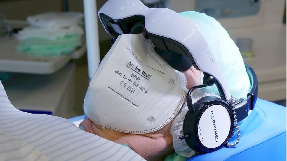 Per Knopfdruck ermöglicht die Videobrille, die Gedanken des Patienten weg von Angst und Anspannung hin zu Entspannung und Gelassenheit zu lenken. Foto: UEK