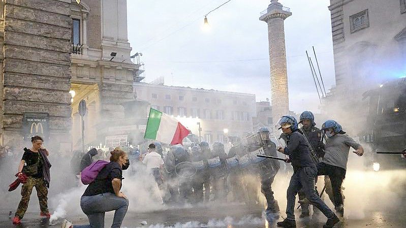 Eine Demonstration gegen den „Grünen Pass“ ist in Rom eskaliert. Foto: Mauro Scrobogna/LaPresse/AP/dpa