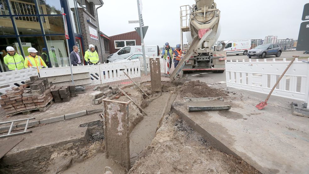 Der Fahrmischer bringt den Flüssigboden vom Bangsteder Verlaat zur Baustelle. Foto: Romuald Banik