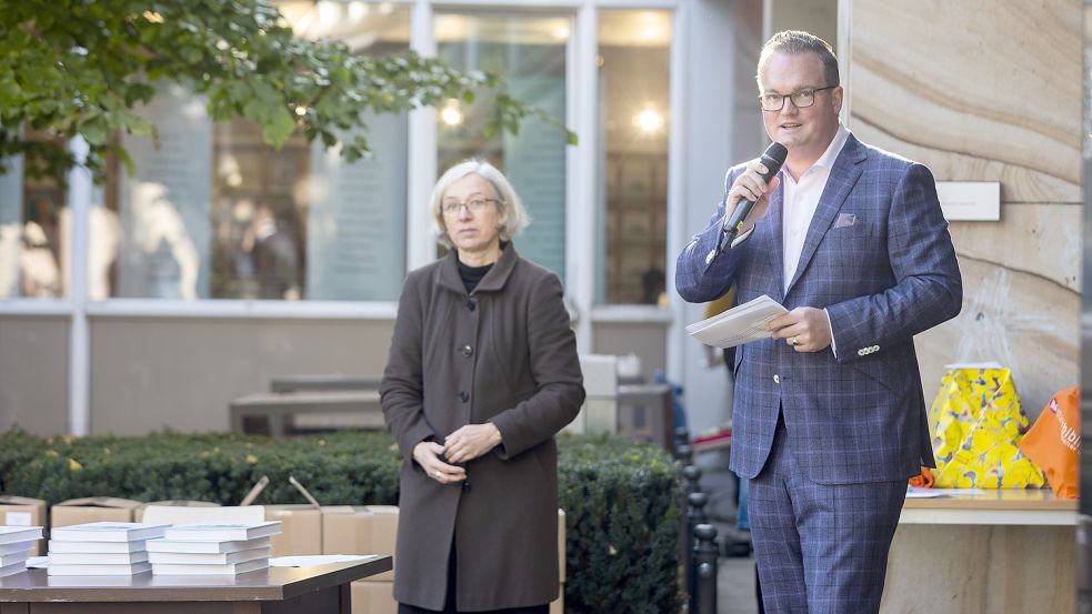 Sie stellten das Projekt „Eine Stadt schreibt ein Buch“ vor: Martina Dannert von der Stadtbibliothek Osnabrück und Nicolas Fromm von der FROMM Stiftung - Institut für Leitkultur. Foto: Swaantje Hehmann Foto: Swaantje Hehmann