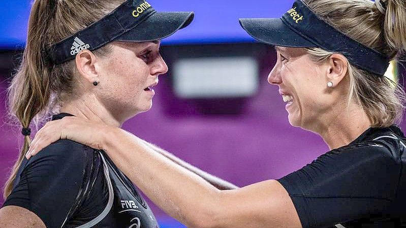 Konnten ihren Coup in Italien kaum fassen: Karla Borger (r) und Julia Sude. Foto: -/FIVB /dpa