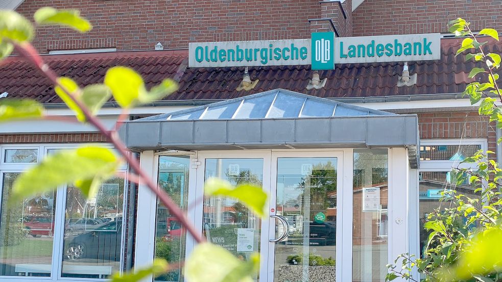 Voraussichtlich bald Geschichte: Die OLB-Filiale in Moordorf steht vor dem Aus. Foto: Holger Janssen