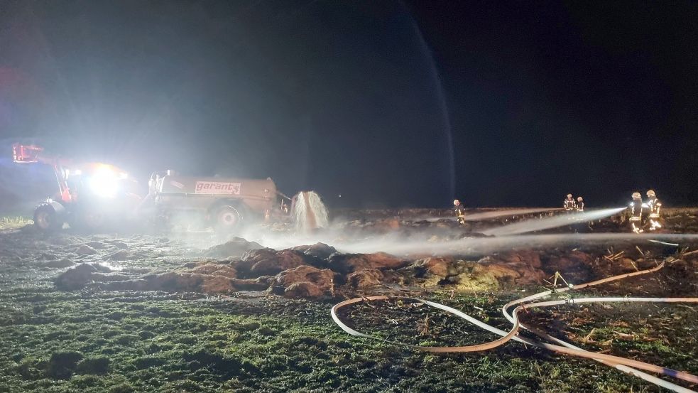 Die Rundballen wurden auseinandergezogen und das brennende Heu von der Feuerwehr gelöscht. Foto: Feuerwehr