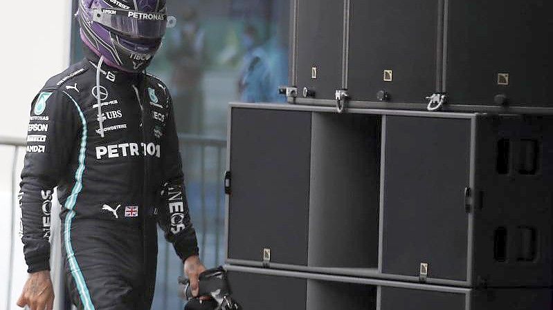 War nach dem Istanbul-Rennen sichtlich bedient: Mercedes-Pilot Lewis Hamilton. Foto: Umit Bektas/Pool'Reuters/AP/dpa