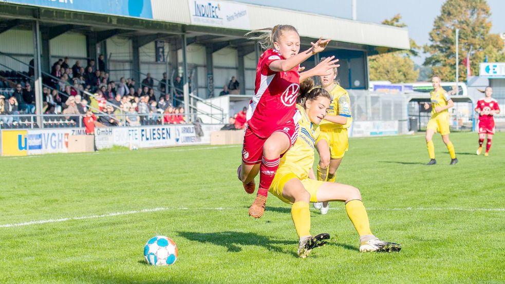 Die B-Juniorinnen der SpVg Aurich (im roten Trikot Elisabeth Steiner) waren im Stadion von Kickers Emden von den Spielerinnen des FC Carl-Zeiss Jena nicht zu bremsen. Fotos: Aylin Rewohl