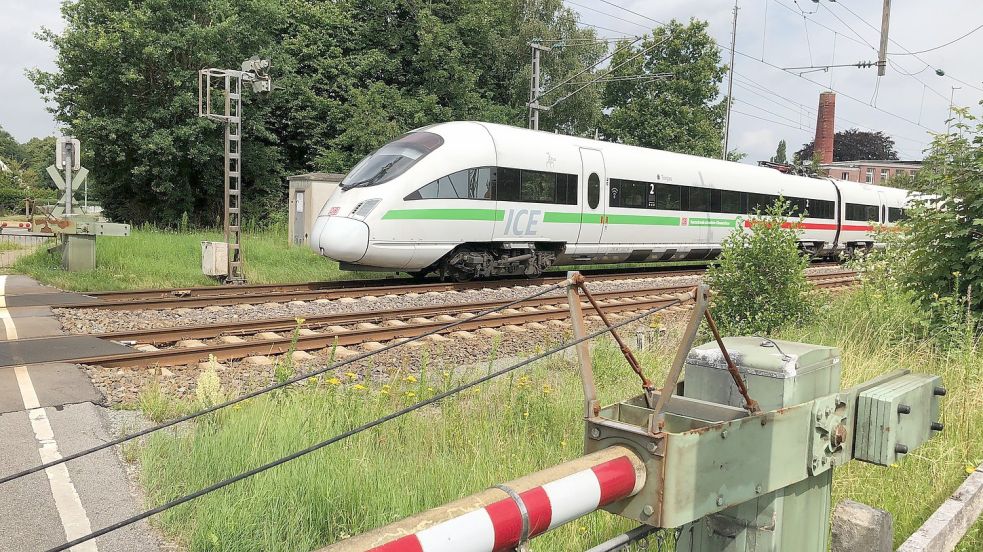 Welche der 26 Bahnübergänge auf den Strecken Leer-Papenburg und Leer-Bunde stehen auf der Streichliste der Deutschen Bahn (DB)? Nach einer Verkehrszählung an Bahnübergängen wird über diese Frage aktuell beraten. Der Bahnübergang an der Deichstraße in Ihrhove (Foto) steht nicht zur Disposition. Foto: Archiv/Ammermann