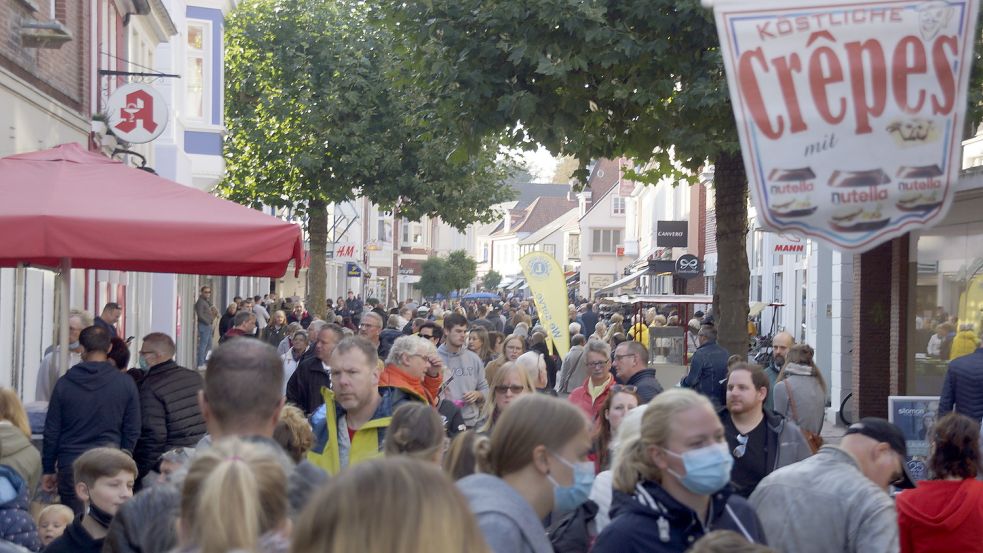 In Aurich war am Sonntag der Bär los. Der Südbrookmerlander Gewerbeverein will sich nun einer Initiative anschließen, die darum kämpfen will, dass verkaufsoffene Sonntage künftig leichter genehmigt werden. Foto:: Holger Janssen