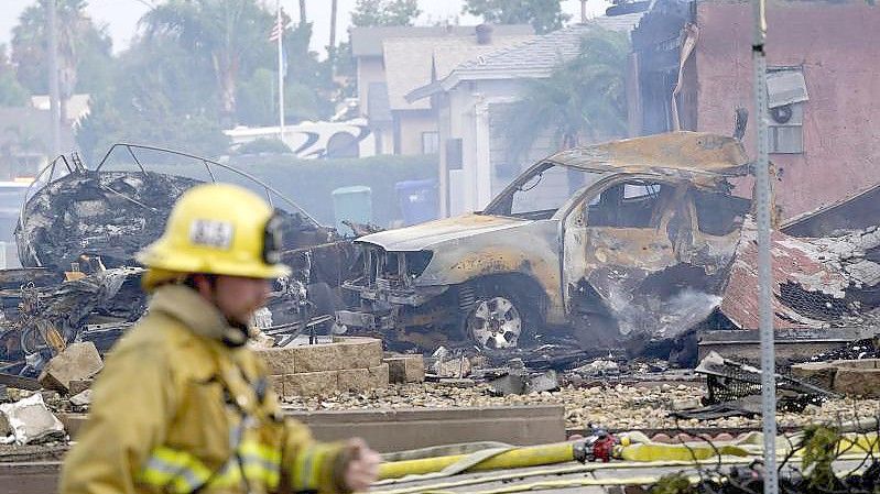 Feuerwehrleute arbeiten an der Absturzstelle des Kleinflugzeugs in Santee. Foto: Gregory Bull/AP/dpa