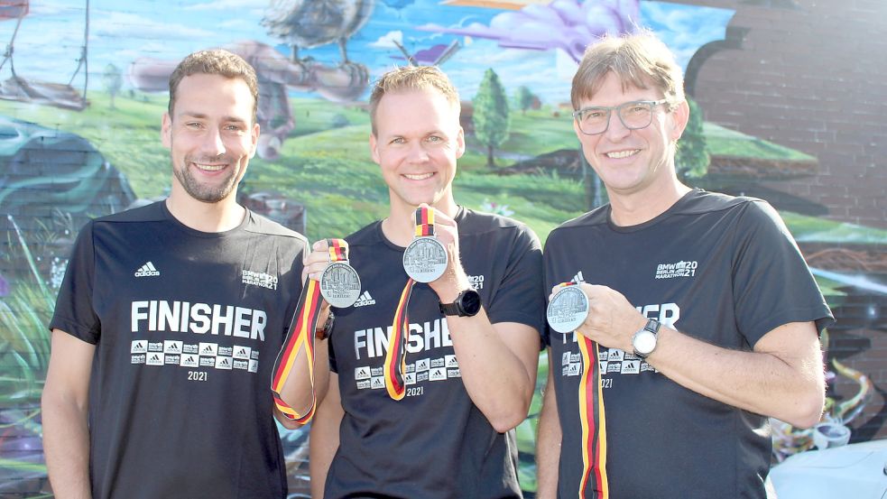 Die drei Dauerläufer der RVB Aurich (von links), Immobilienfinanzierer Timo Buß und die Vorstandsmitglieder André Kasten und Johann Kramer absolvierten kürzlich den Marathon Berlin. Ein Laufprojekt mit Höhen und Tiefen. Foto: Wolf-Rüdiger Saathoff